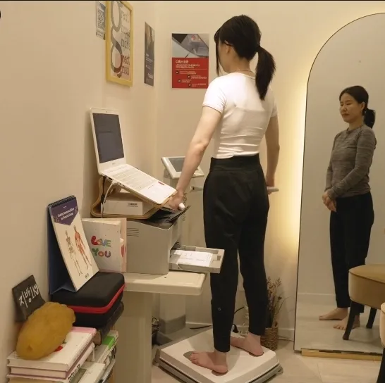 큰언니가 지켜보는 가운데 인바디를 재는 장면